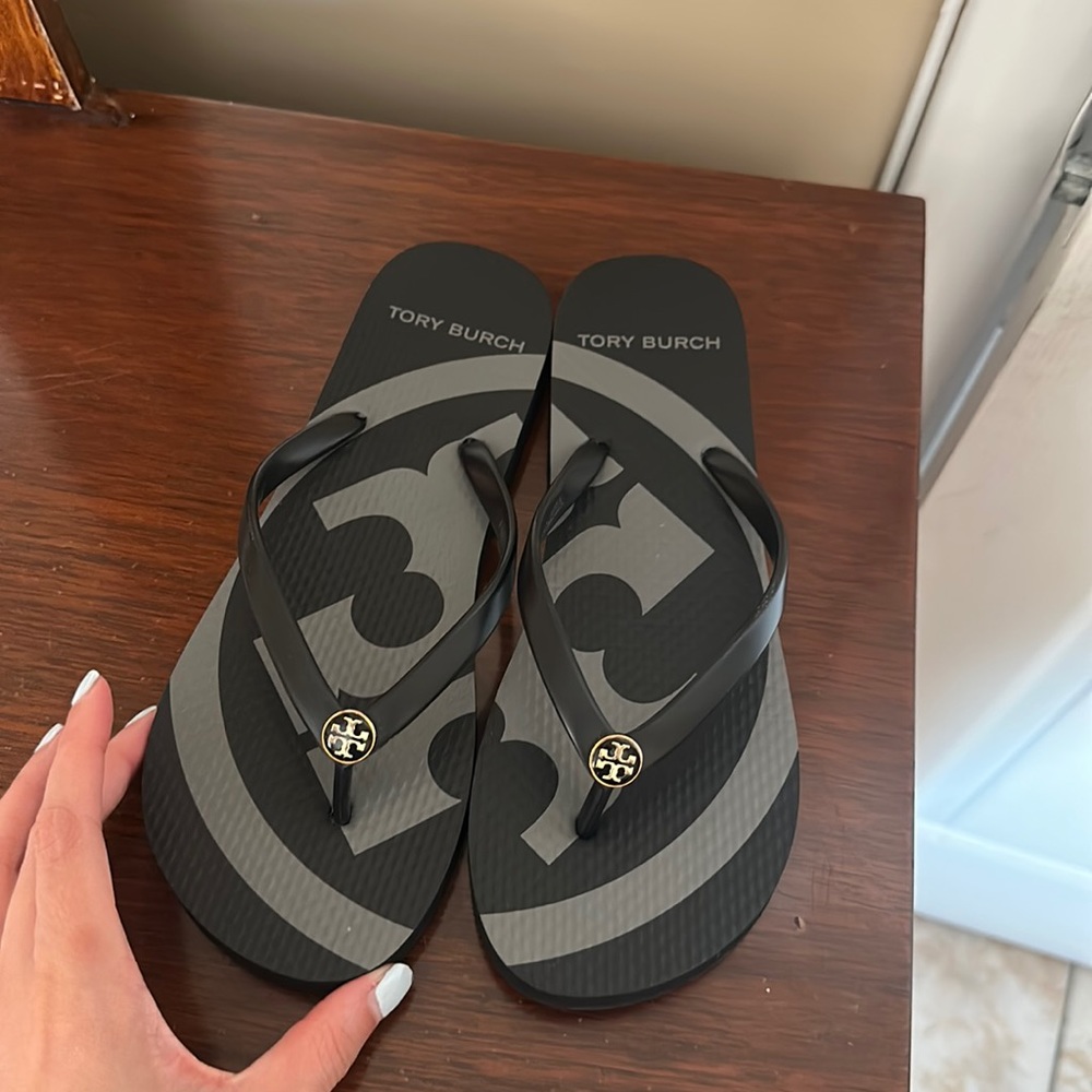 Size 7 Tory Burch flip flop only worn once inside